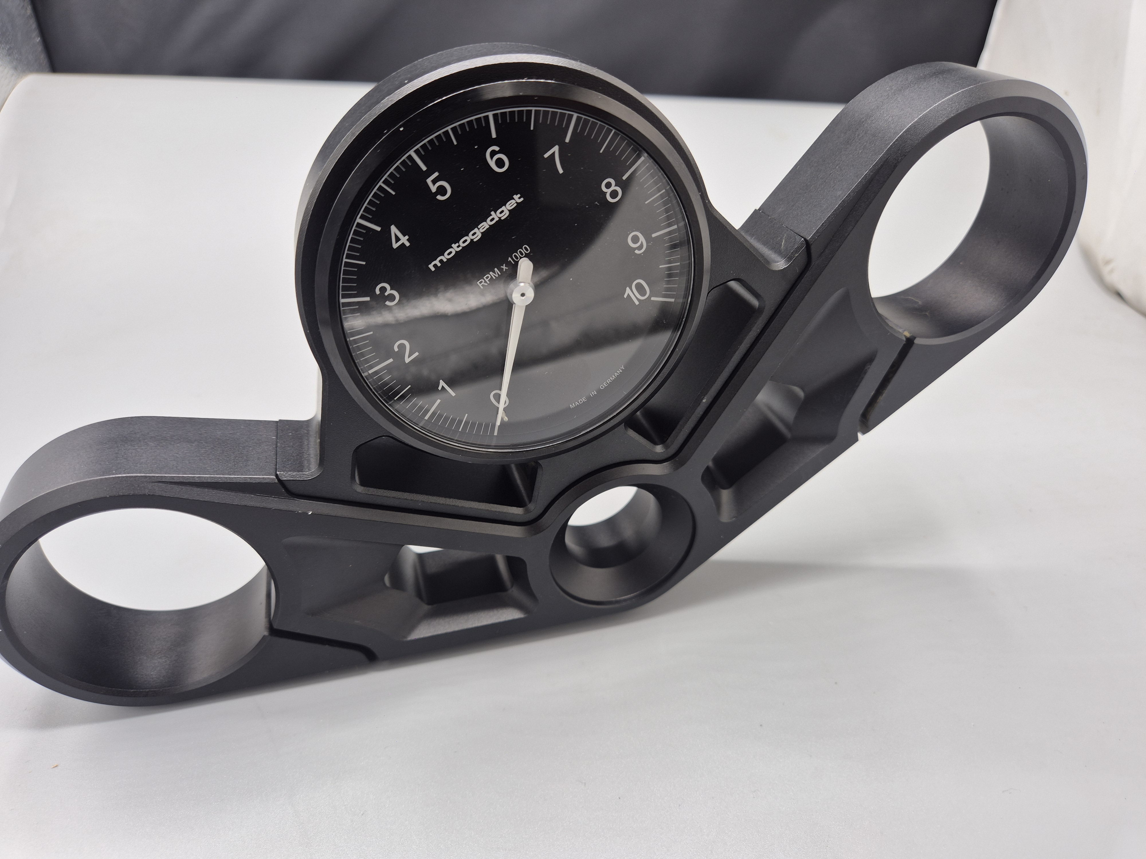 Gabelkit für BMW K & R Serie  – Eloxierte Gabelbrücke mit Motogadget Chronoclassic